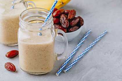 Banana and Date Smoothie