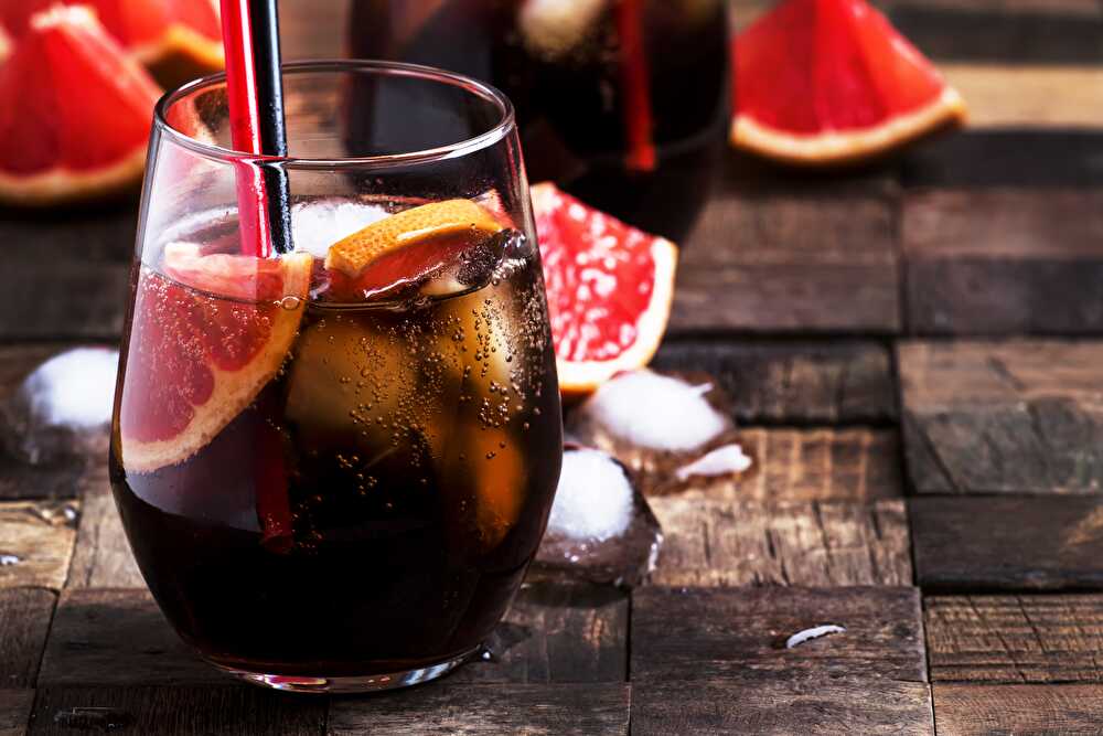 image Grapefruit rum and Coca Cola