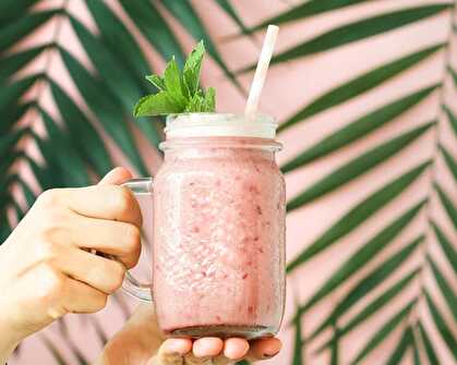 Pineapple strawberry apple smoothie