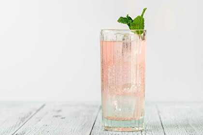 Pink gin tonic