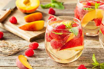 Sangria white peaches and Raspberry