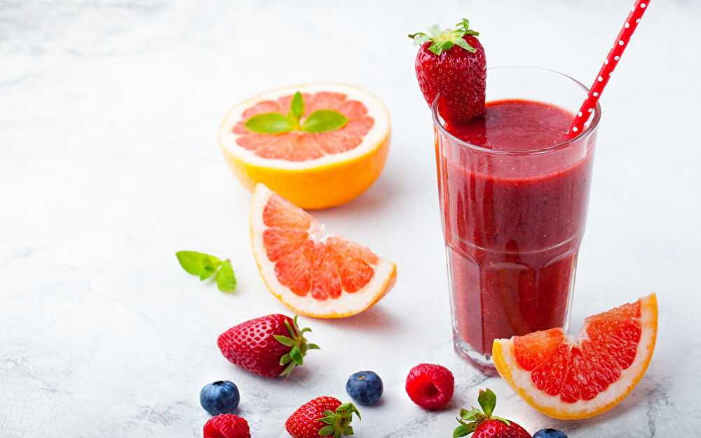 image Pink grapefruit smoothie, red fruits