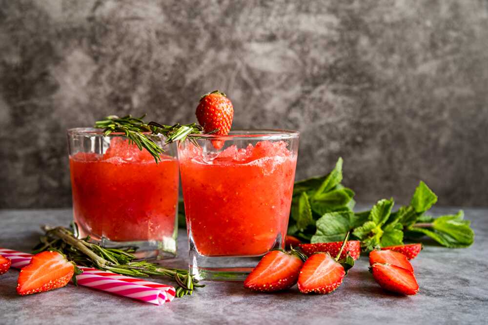 image Frosty Strawberry-Mint Refreshment