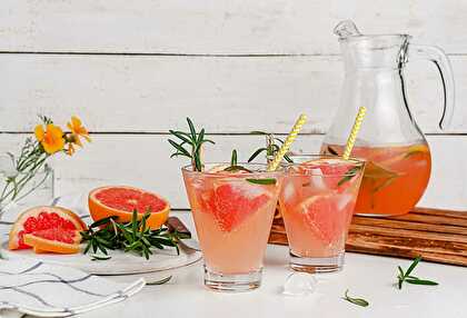 Sparkling Alcohol-Free Grapefruit and Rosemary Cocktail